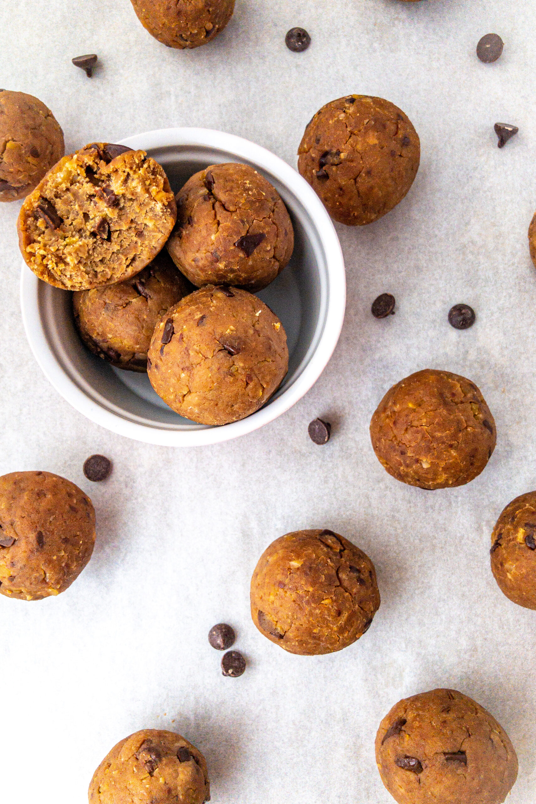 Protein Chocolate Chip Cookiedough Balls - Eva Koper