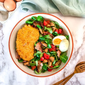 Club salad with chicken, egg, bacon en bell peper